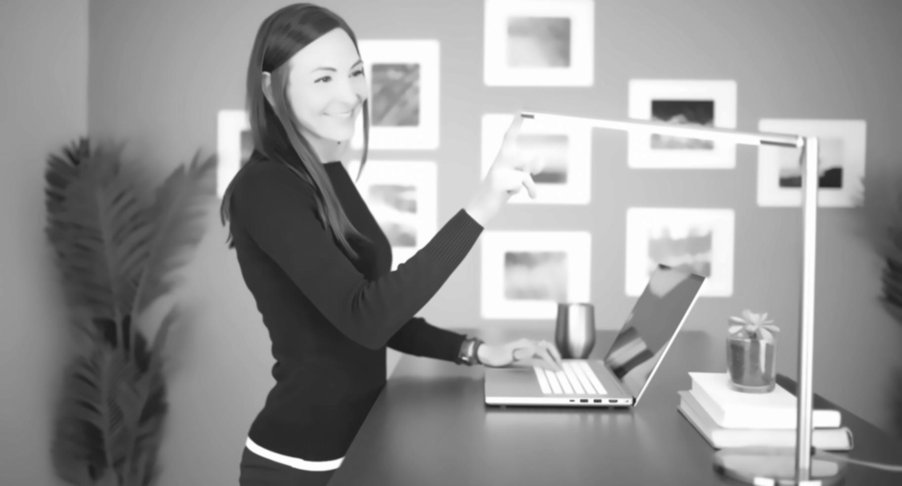 Arbeitsplatz mit Laptop und Netzwerkdiagnose-Tools auf dem Bildschirm