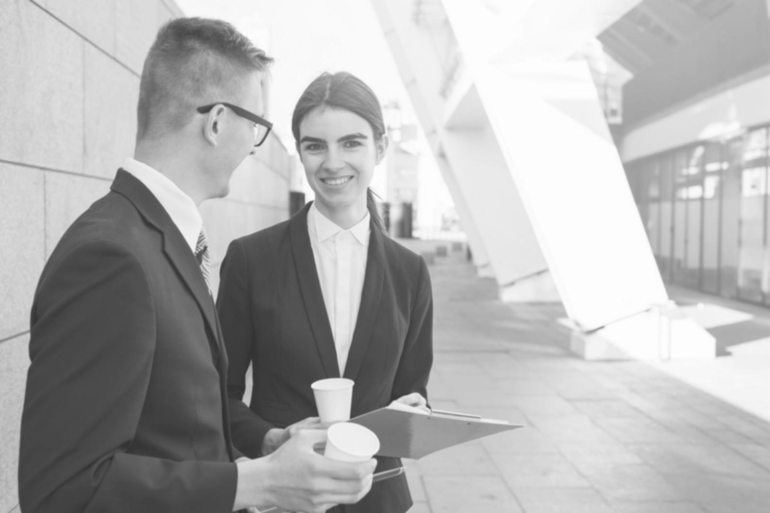 Teilnehmer arbeiten gemeinsam an Netzwerkdiagnose-Aufgaben